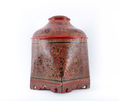 BIRMANIE - Début XXe siècle Boite en laque rouge, la base qu…