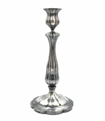 une bougie en argent posée sur une table