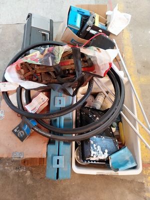 une boîte remplie d'appareils électroniques divers posée par terre
