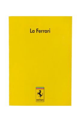 un cahier jaune sur lequel est inscrit « la ferrari »