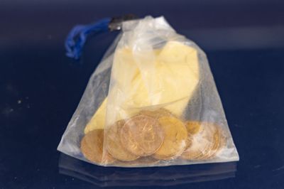 un sac de pièces d'or posé sur une table