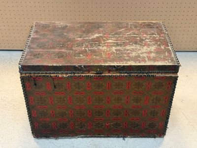 Coffre gainé de toile enduite, cloutée