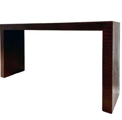 La table est en bois et son plateau est noir.