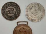 deux pièces et un penny posés sur une surface blanche