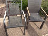 deux chaises placées l'une à côté de l'autre sur une terrasse