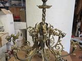 un lustre doré posé sur une table