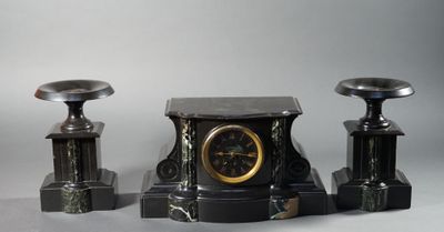 trois horloges en marbre noir empilées les unes sur les autres