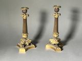 paire de bougeoirs anciens en laiton, avec des têtes de lion sur les socles