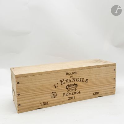 une boîte en bois portant une étiquette, posée sur une surface blanche