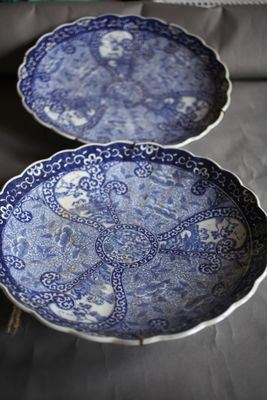 deux assiettes bleues et blanches posées sur une table