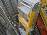 un tas de tuyaux métalliques posé par terre à côté d'un bâtiment