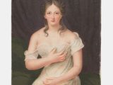 portrait d'une femme en robe blanche, les mains jointes sur la poitrine