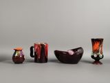 cinq vases de couleurs différentes posés les uns à côté des autres sur une table