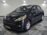 la photo d'une petite voiture noire dans une pièce