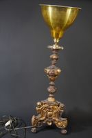 Pique-cierge en bois doré monté en lampe. (photo 3)