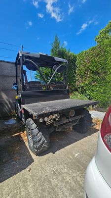 un camion garé à côté d'une voiture sur le bord de la route