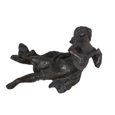 une statue représentant une femme allongée sur le ventre