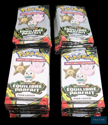 quatre paquets de cartes à collectionner Pokémon empilés les uns sur les autres