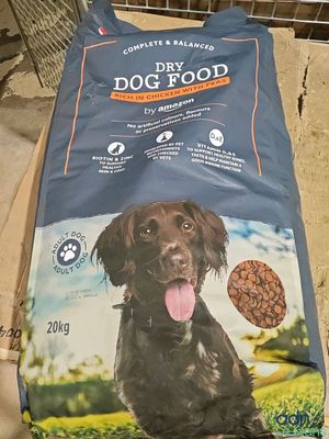 un sac de croquettes pour chien posé par terre