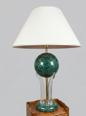 une lampe verte avec un abat-jour blanc posée sur une table en bois