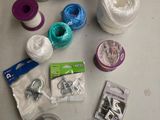 une table sur laquelle sont posés un tas de fils et des ciseaux
