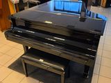 un piano noir posé au milieu d'une pièce