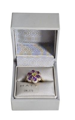 MATY, Bague en or 9K sertie de pierres fines à décor d'une f…