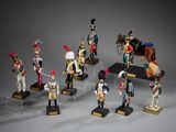 plusieurs figurines de soldats, de tailles et de couleurs variées, sont exposées