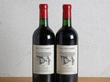 deux bouteilles de vin posées l'une à côté de l'autre sur une table en bois