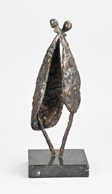 statue d'un oiseau sur un socle en marbre, sur fond blanc