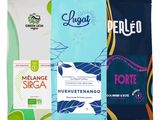 trois types différents de sachets de café sur fond blanc