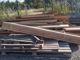 un tas de bois posé sur un tas de palettes