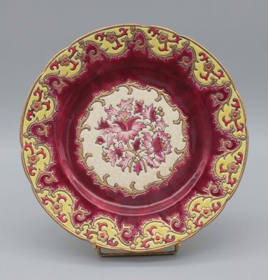 une assiette rouge et jaune ornée d'un motif floral