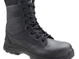 gros plan d'une paire de bottes noires sur fond blanc
