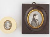 une vieille photo représentant un homme en costume à côté d'une boîte sur laquelle figure une image