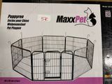 emballage d'un parc pour chien en vente, posé sur une table