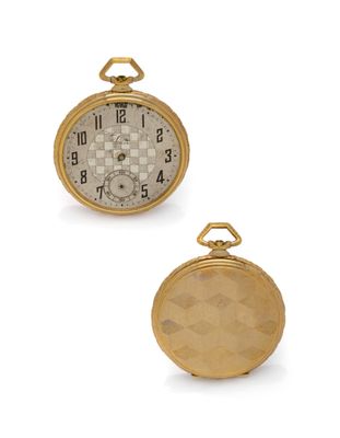 deux montres de poche plaquées or, l'une avec un cadran à damier et l'autre munie d'une chaîne