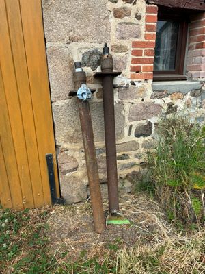 une borne d'incendie devant un immeuble, avec une borne d'incendie au sol