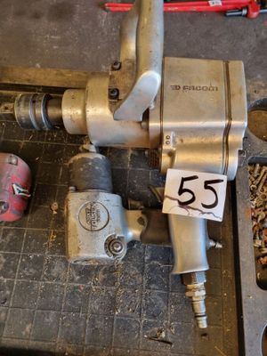 une photo d'une perceuse posée sur un établi dans un atelier