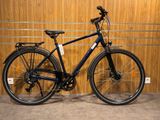 un vélo garé devant un mur en bois