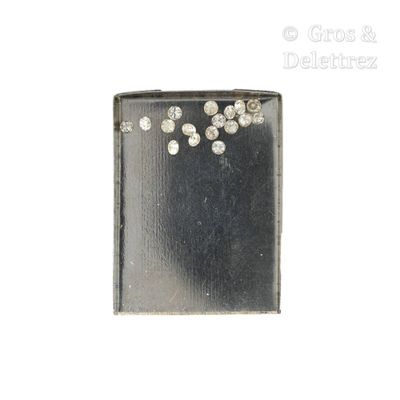 une photo d'un livre sur lequel sont représentés plusieurs diamants