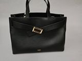 un sac à main noir orné d'une boucle dorée sur le devant