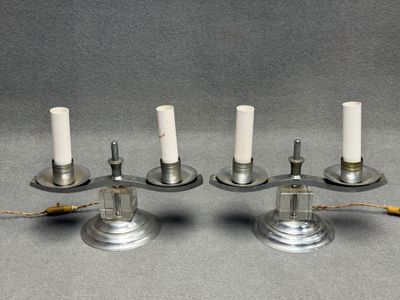 Paire de girandoles à deux lumières en métal argenté., cube …