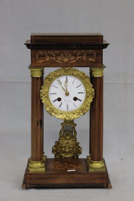 une petite horloge posée sur une table