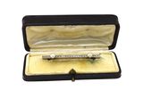 un stylo dans un étui ouvert, sur fond blanc