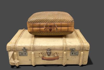 deux bagages posés l'un sur l'autre