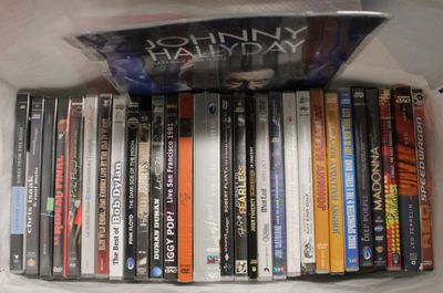 de nombreux DVD dans un sac en plastique posé sur une table