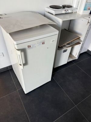 une photo d'une petite cuisine équipée d'une cuisinière et d'un réfrigérateur