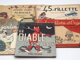 plusieurs livres sont empilés sur une table
