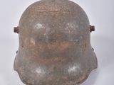 Le casque est porté par un soldat à l'avant et sur les côtés ; à l'arrière du casque, il est porté par un soldat à l'avant et sur les côtés du